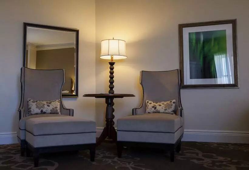 Deluxe room with river view, Fairmont Hotel Macdonald