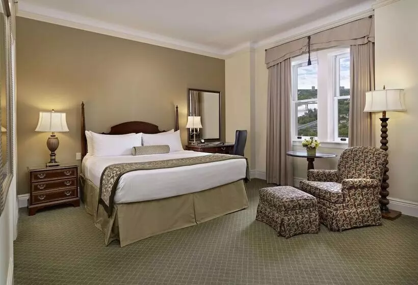 Deluxe room with river view, Fairmont Hotel Macdonald