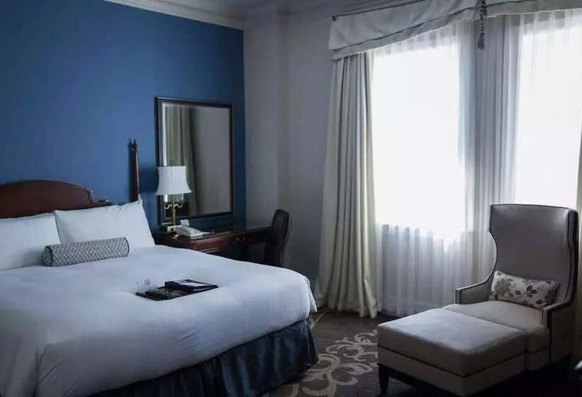Deluxe room with river view, Fairmont Hotel Macdonald