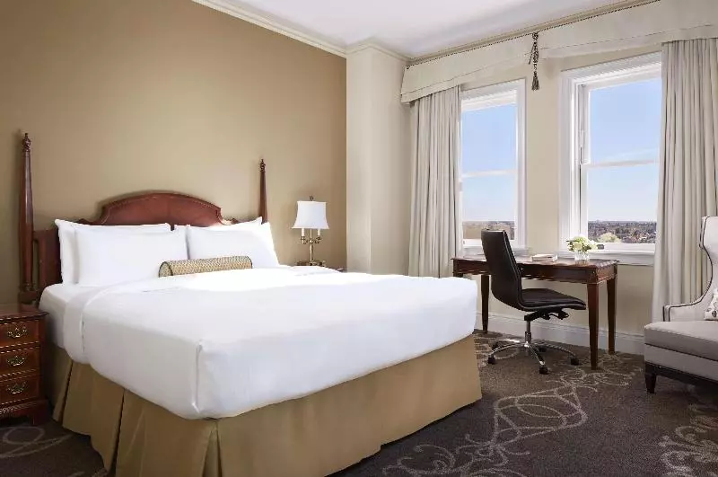 キングサイズベッドのスタンダードルーム, Fairmont Hotel Macdonald