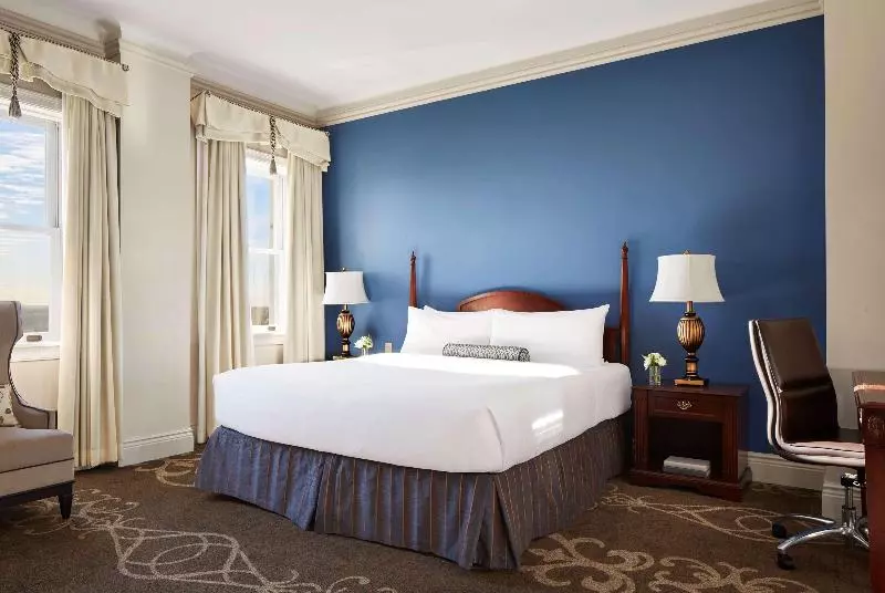 Deluxe room with river view, Fairmont Hotel Macdonald