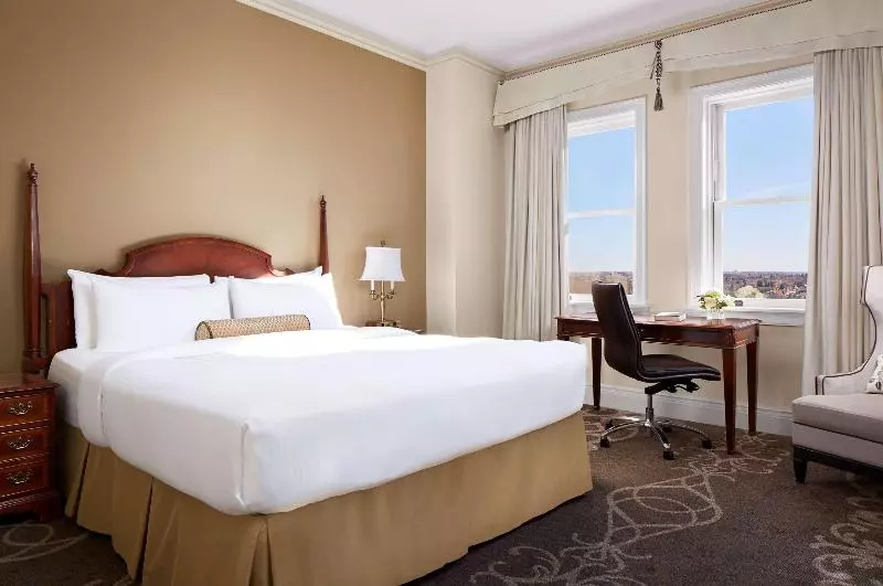 キングサイズベッドのスタンダードルーム, Fairmont Hotel Macdonald
