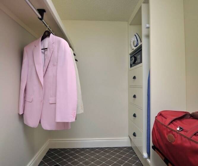 سوییت با چشمانداز جانبی دریا, Fairmont Southampton All Inclusive