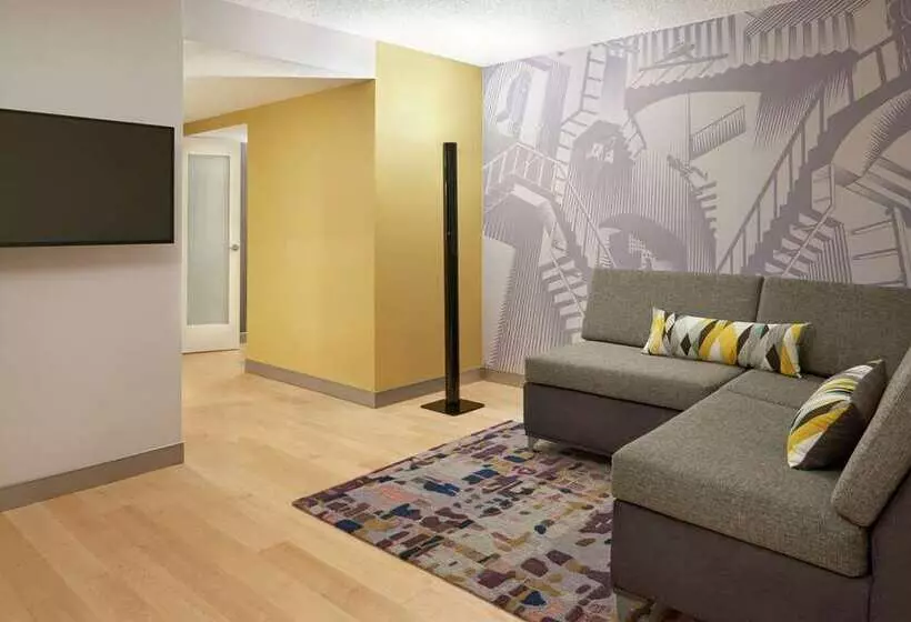سوئیت 2 خوابه, Hilton Toronto Airport Hotel & Suites