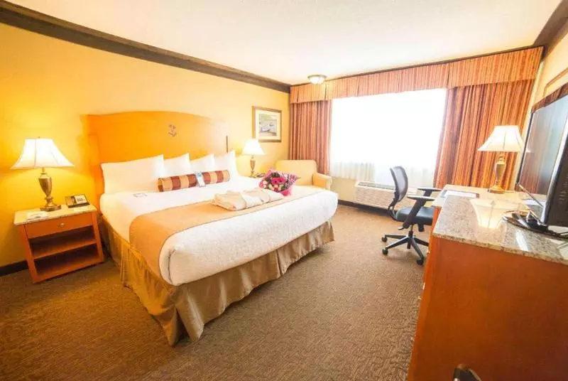 Deluxe Room King Size Bed, Abercorn Hotel, Trademark Collection By Wyndham