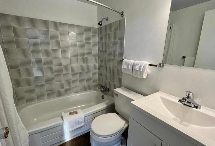 מיטת קינג בסוויטה, Anavada Inn & Suites  Prince George