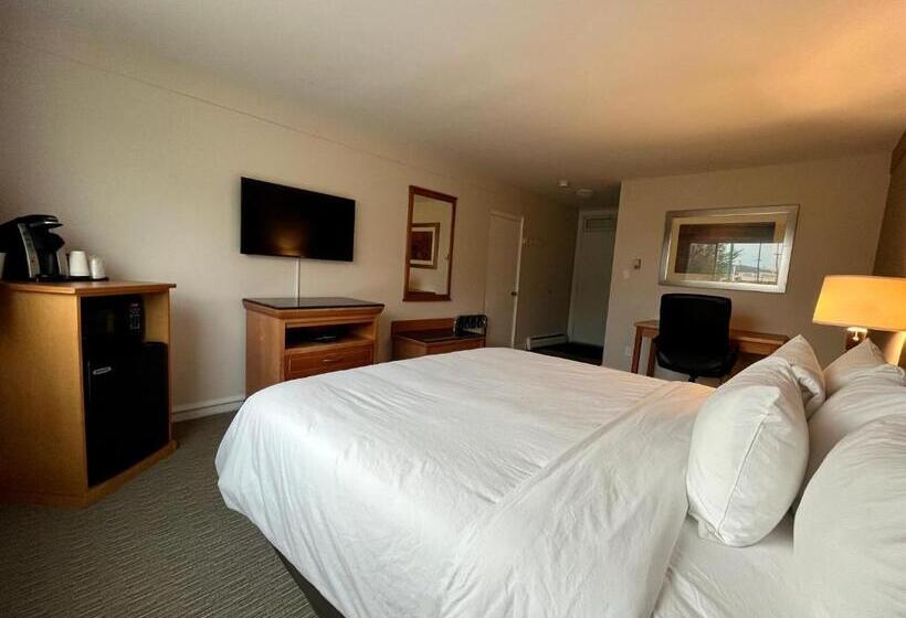 מיטת קינג בסוויטה, Anavada Inn & Suites  Prince George