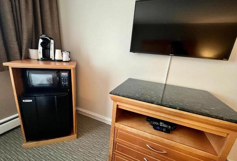 מיטת קינג בסוויטה, Anavada Inn & Suites  Prince George