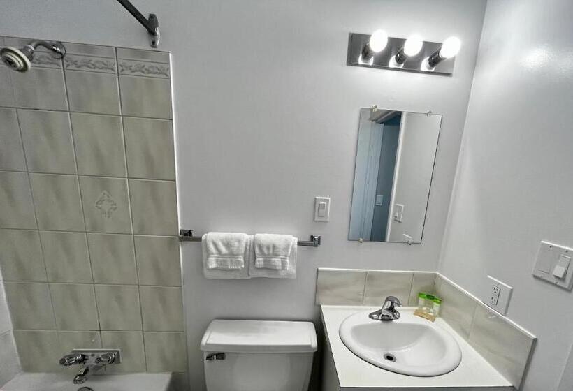 מיטת קינג בסוויטה, Anavada Inn & Suites  Prince George