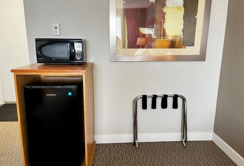 מיטת קינג בסוויטה, Anavada Inn & Suites  Prince George