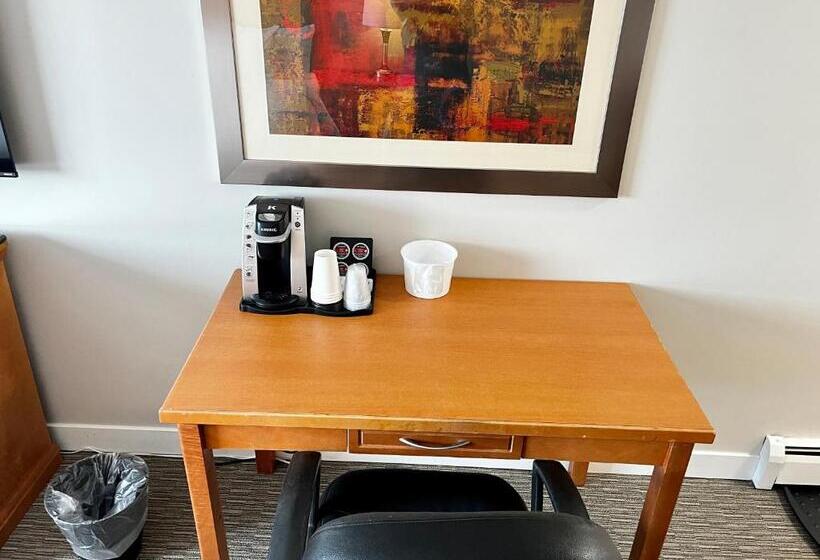 מיטת קינג בסוויטה, Anavada Inn & Suites  Prince George