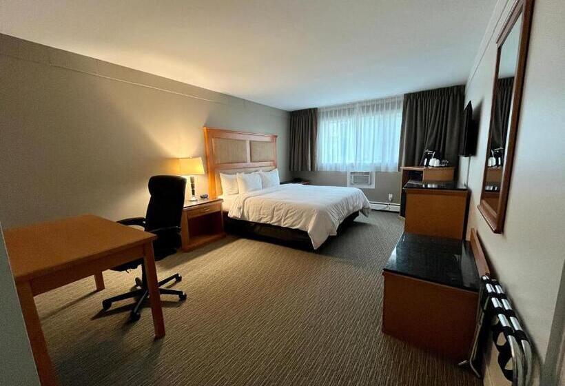 מיטת קינג בסוויטה, Anavada Inn & Suites  Prince George