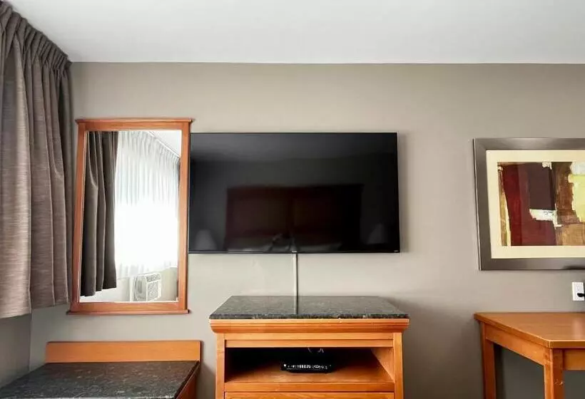 Deluxe Suite King Bed, Anavada Inn & Suites  Prince George