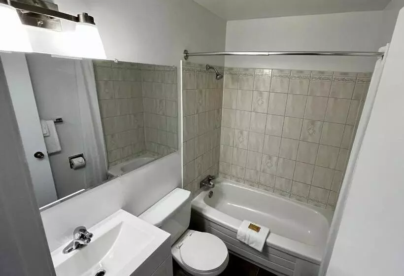 Deluxe Suite King Bed, Anavada Inn & Suites  Prince George