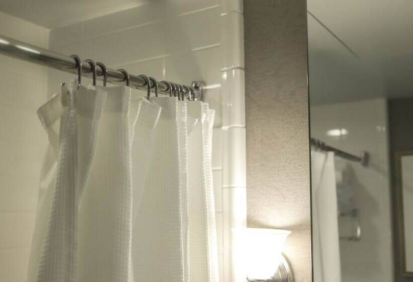 غرفه قياسيه سريرين مزدوجين, Delta Hotels By Marriott Bessborough