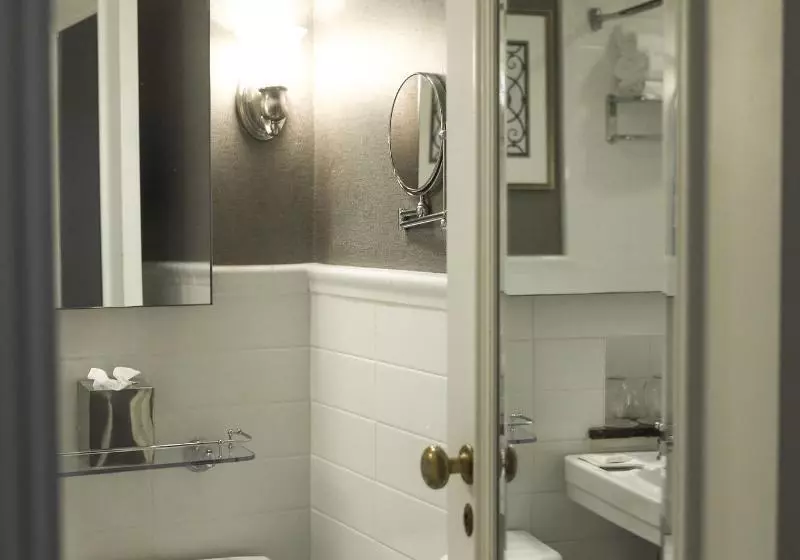 اتاق استاندارد با تخت دو نفره بزرگ, Delta Hotels By Marriott Bessborough