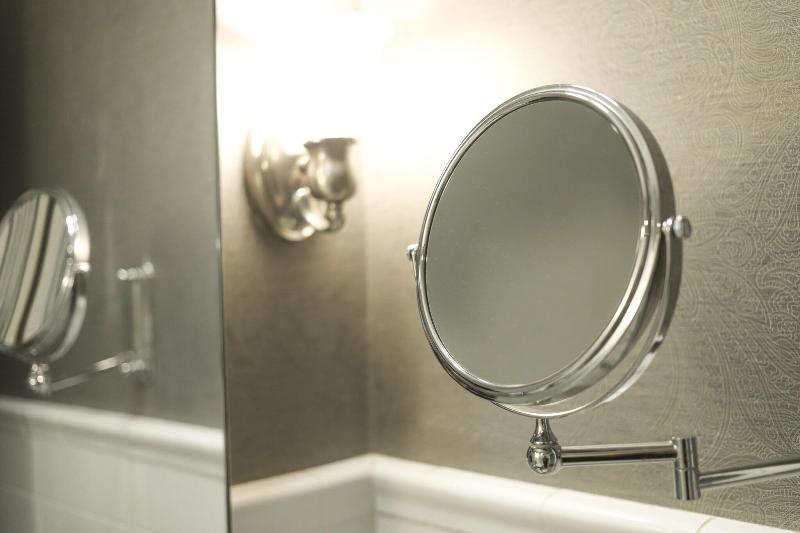 غرفة قياسية سرير ملكى, Delta Hotels By Marriott Bessborough