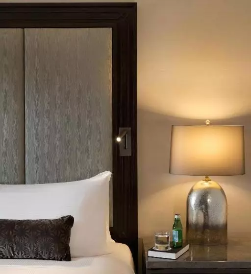 اتاق استاندارد با چشم‌انداز دریاچه, Fairmont Chateau Lake Louise