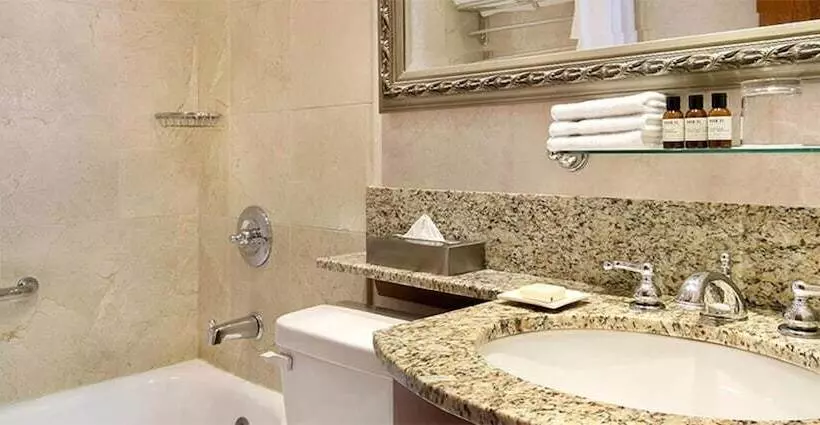 اتاق لوکس با چشم‌انداز دریاچه, Fairmont Chateau Lake Louise