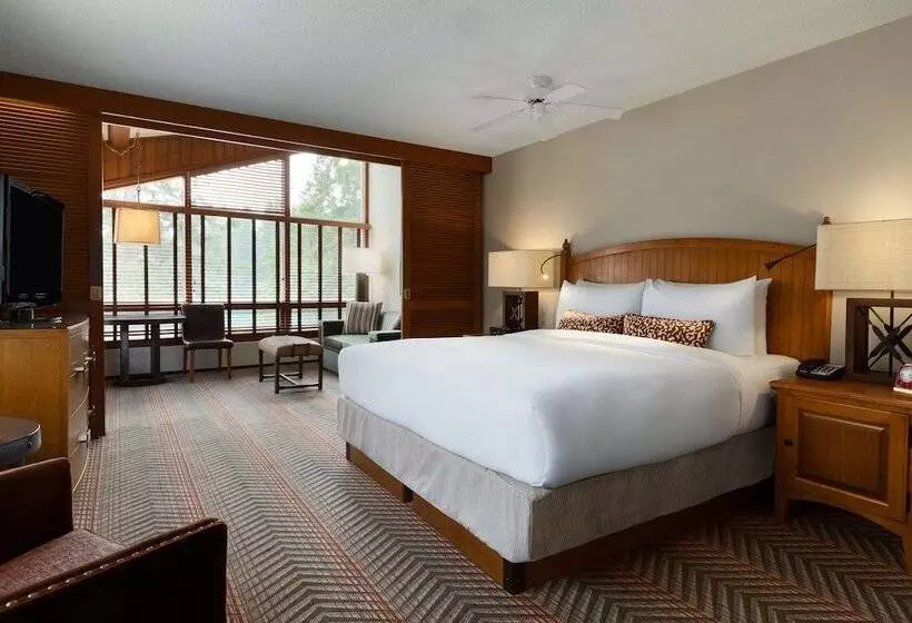سوییت جونیور با چشم‌انداز دریاچه, Fairmont Jasper Park Lodge