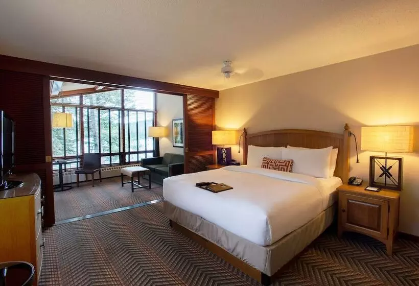سوییت جونیور با چشم‌انداز دریاچه, Fairmont Jasper Park Lodge