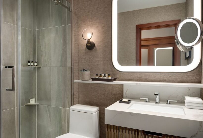 جناح جونيور مطل علي البحيرة, Fairmont Jasper Park Lodge