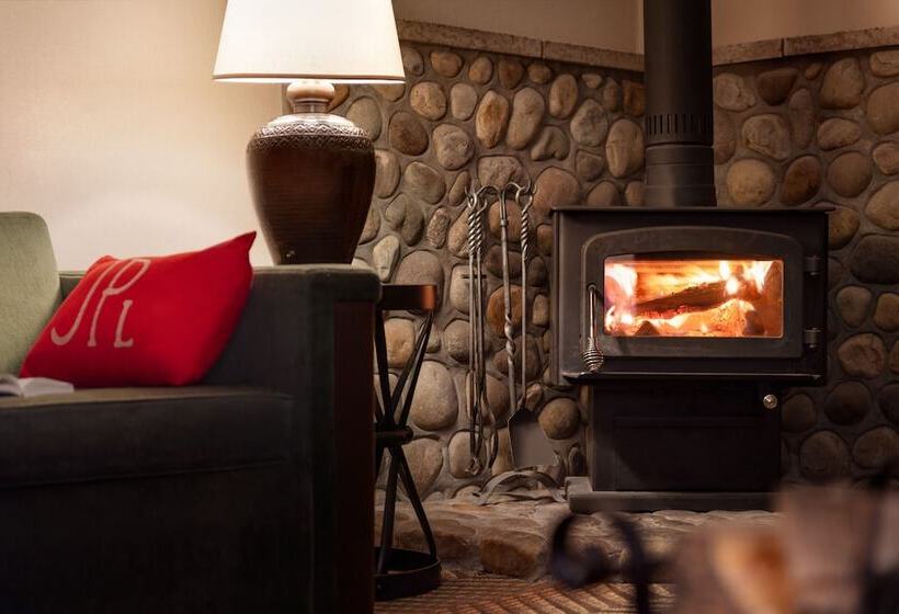 جناح جونيور مطل علي البحيرة, Fairmont Jasper Park Lodge