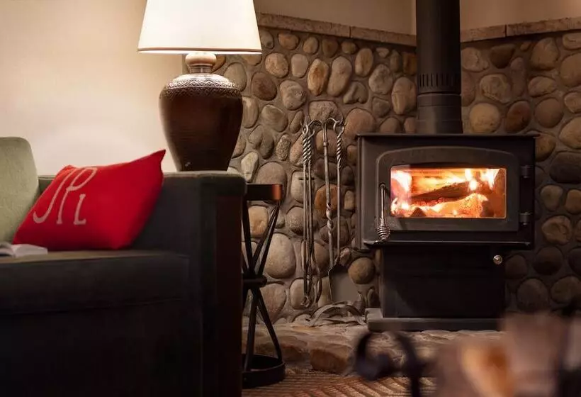 سوییت جونیور با چشم‌انداز دریاچه, Fairmont Jasper Park Lodge