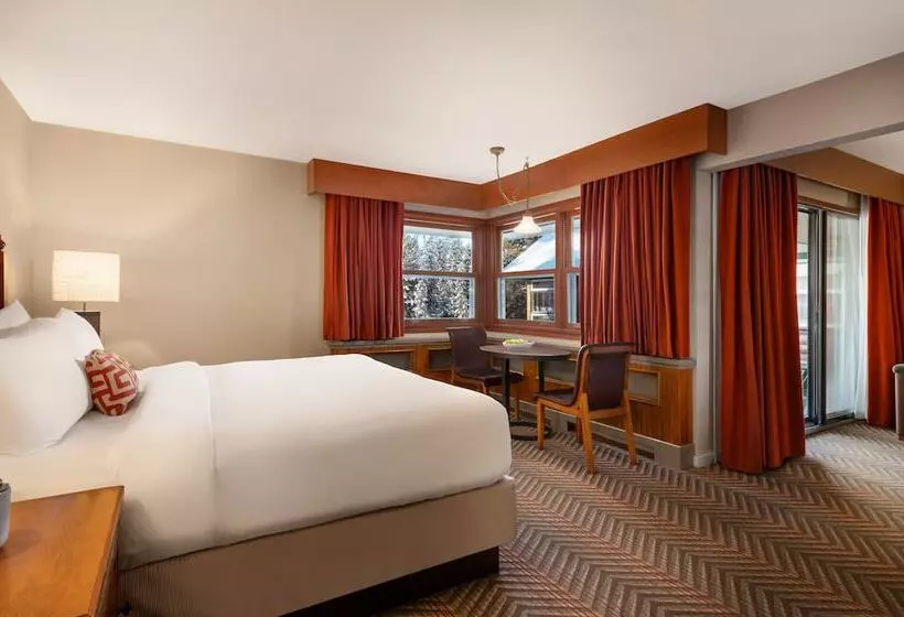 سوییت جونیور با چشم‌انداز دریاچه, Fairmont Jasper Park Lodge