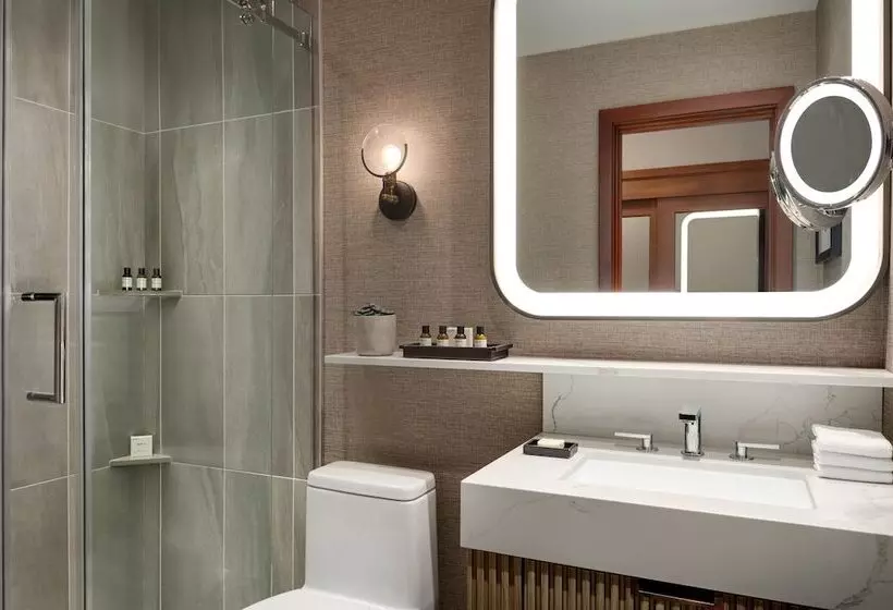 اتاق استاندارد با تخت بزرگ, Fairmont Jasper Park Lodge