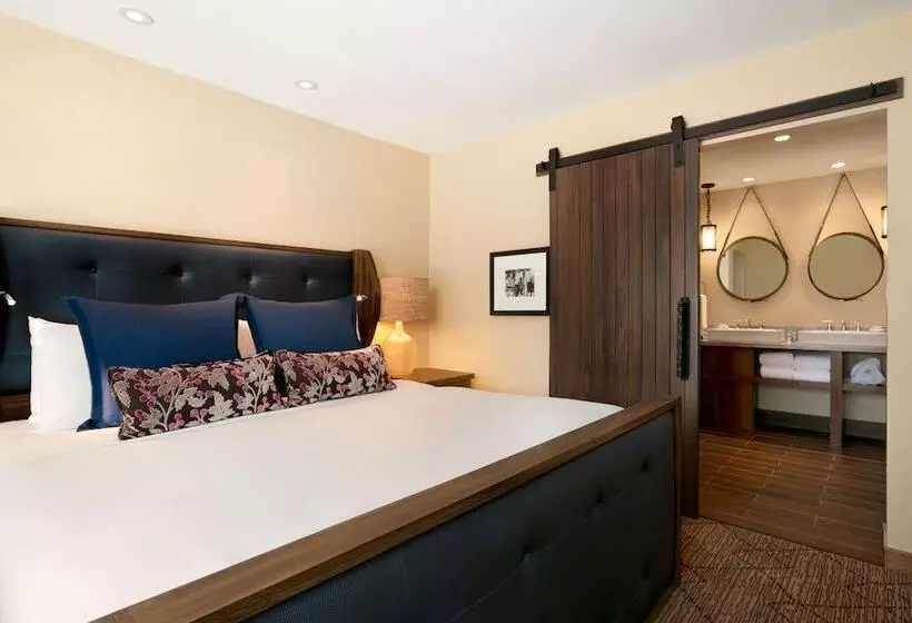 کابین, Fairmont Jasper Park Lodge