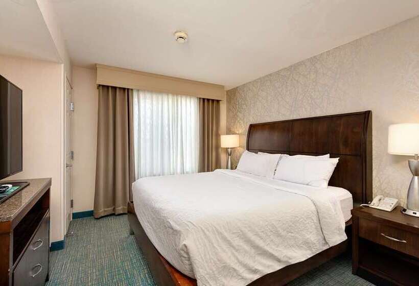 キングサイズベッドのスタンダードルーム, Hilton Saint John