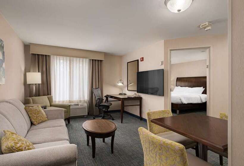 キングサイズベッドのスタンダードルーム, Hilton Saint John