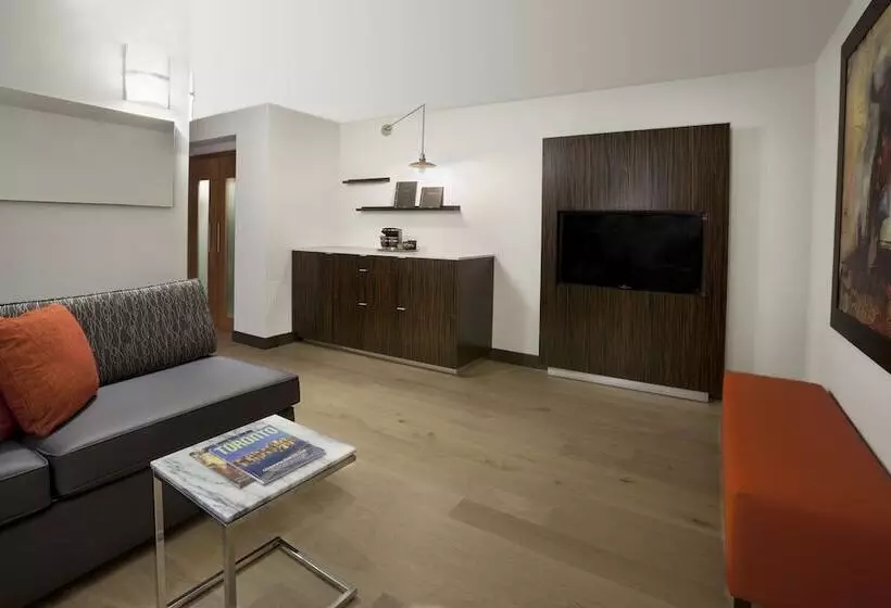 سوییت جونیور, Hilton Toronto Airport Hotel & Suites