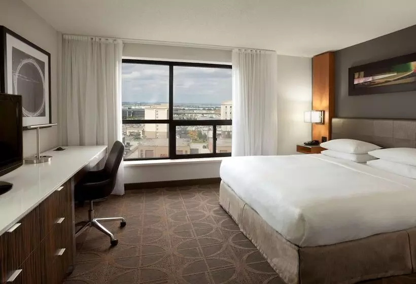 سوییت جونیور, Hilton Toronto Airport Hotel & Suites