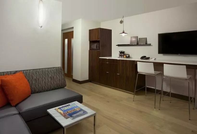 سوییت جونیور, Hilton Toronto Airport Hotel & Suites