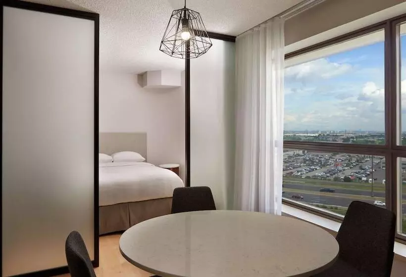 سوئیت 2 خوابه, Hilton Toronto Airport Hotel & Suites
