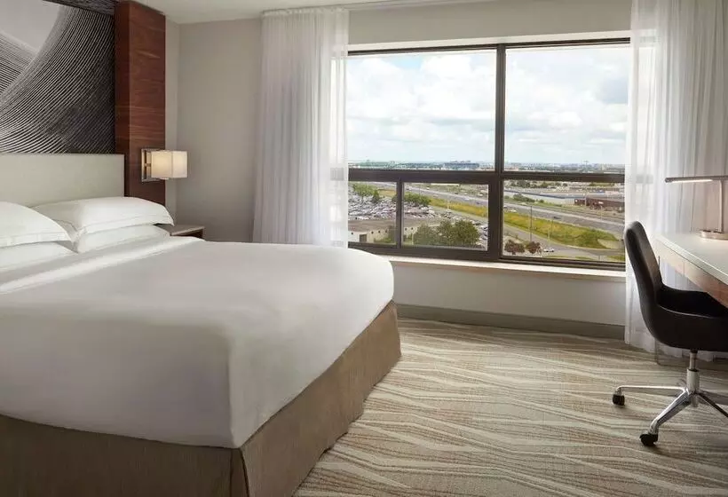 سوئیت 2 خوابه, Hilton Toronto Airport Hotel & Suites