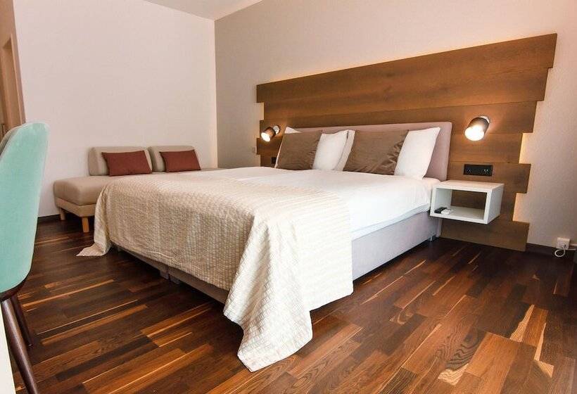 Standard Trippelrum, Polo