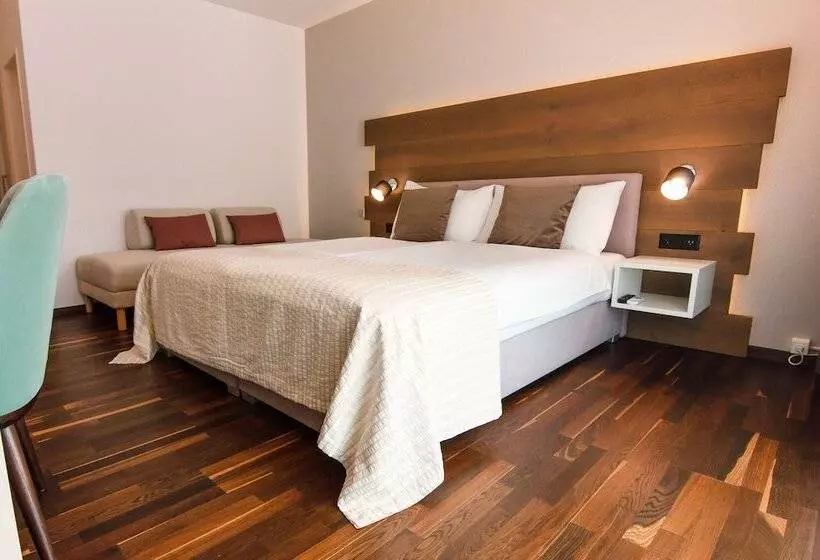 Quarto Triplo Standart, Polo