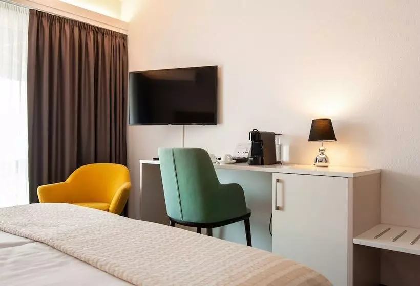 Quarto Triplo Standart, Polo