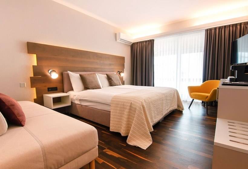 Standard Trippelrum, Polo