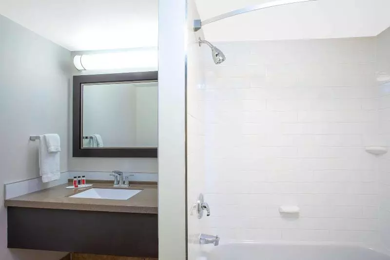 اتاق استاندارد با تخت بزرگ, Quality Inn & Conference Centre Kingston Central