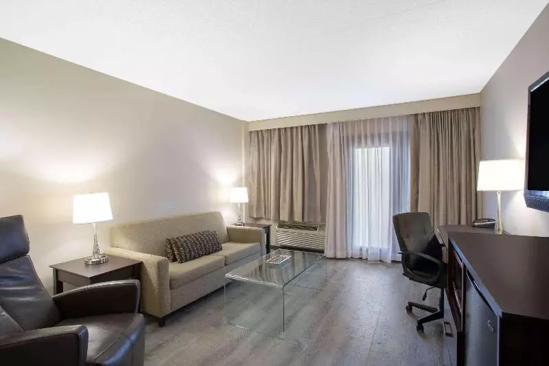 سوئیت با تخت بزرگ, Quality Inn & Conference Centre Kingston Central