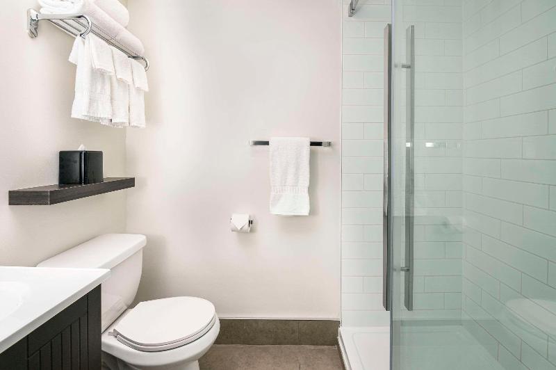 Люкс Кровать Кинг, Quality Inn & Conference Centre Kingston Central