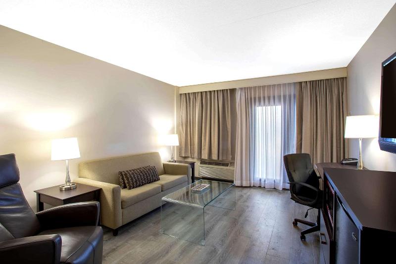 اتاق استاندارد با تخت بزرگ, Quality Inn & Conference Centre Kingston Central