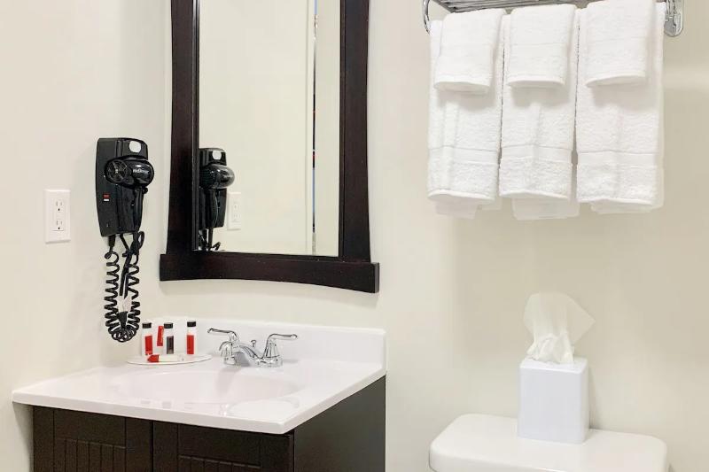 غرفة قياسية سرير كينج, Quality Inn & Conference Centre Kingston Central