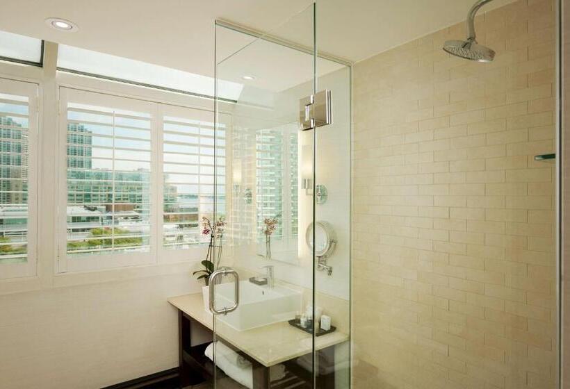 חדר סטנדרט עם מיטת קינג, Radisson Blu Toronto Downtown