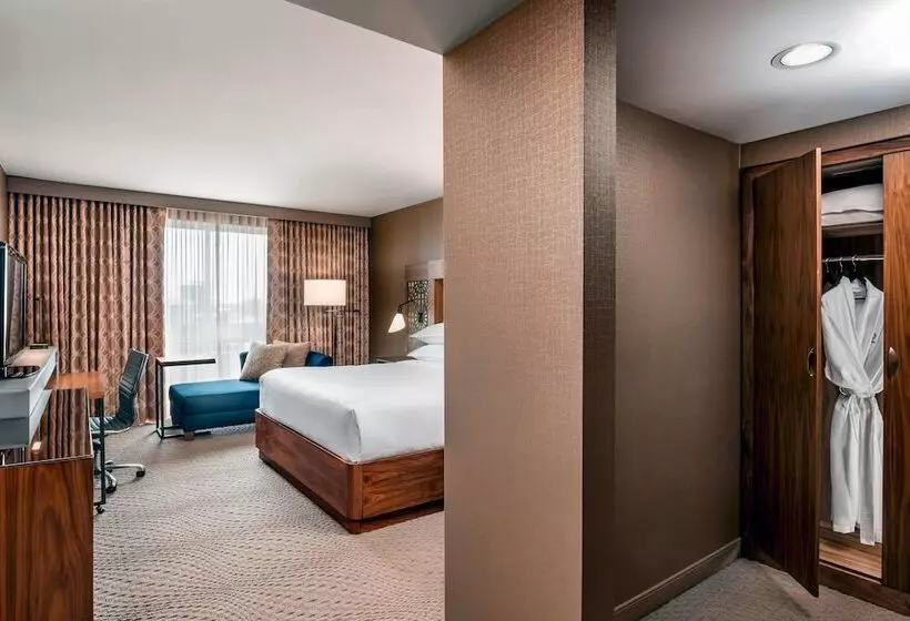 اتاق لوکس با چشم‌انداز, Sheraton Toronto Airport Hotel & Conference Centre