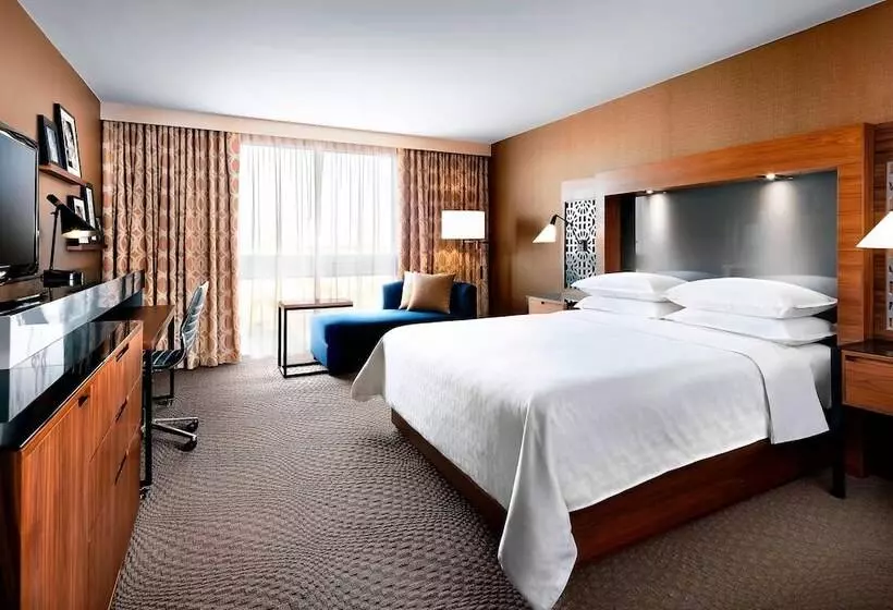 اتاق لوکس با چشم‌انداز, Sheraton Toronto Airport Hotel & Conference Centre
